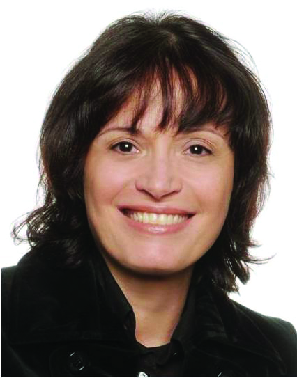 Beatriz Alessi Machado, aniversariante de hoje recebendo o carinho de toda a família