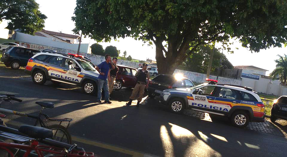 Polícia Militar mobilizou equipes à frente da Farmácia Popular (WebTV Araguari) 