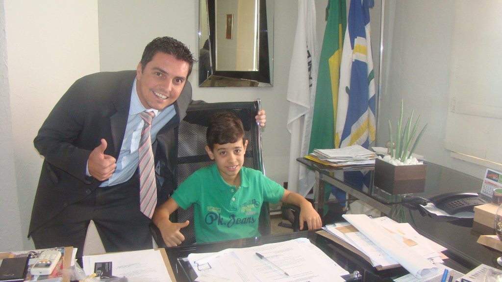Aos nove anos, o pequeno Arthur Resende Emídio realizou o sonho de conhecer a presidência ao lado do vereador Giulliano Tibá
