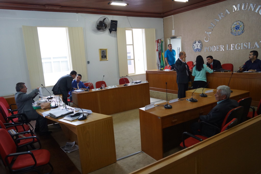 Com o plenário vazio, o presidente da Casa encerrou a sessão desta terça-feira