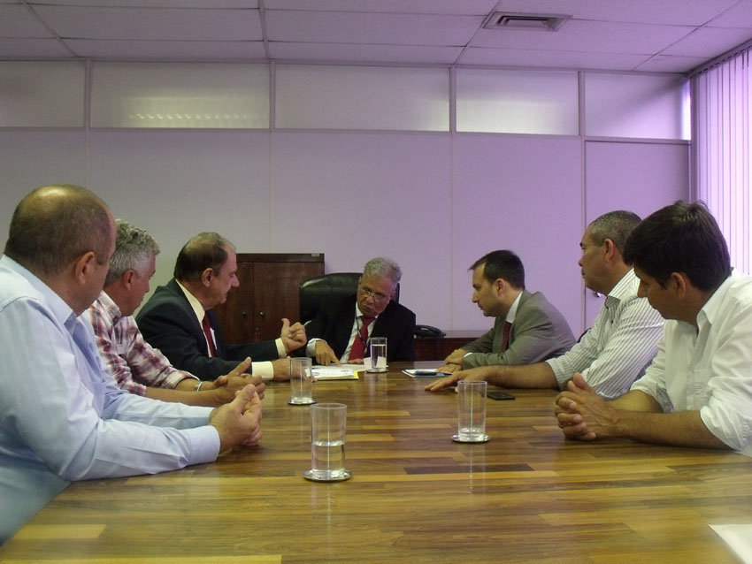 Deputado Arnaldo Silva em reunião na sede do Departamento de Estradas e Rodagens de Minas Gerais (DER/MG) (Foto Janaina Massote) 