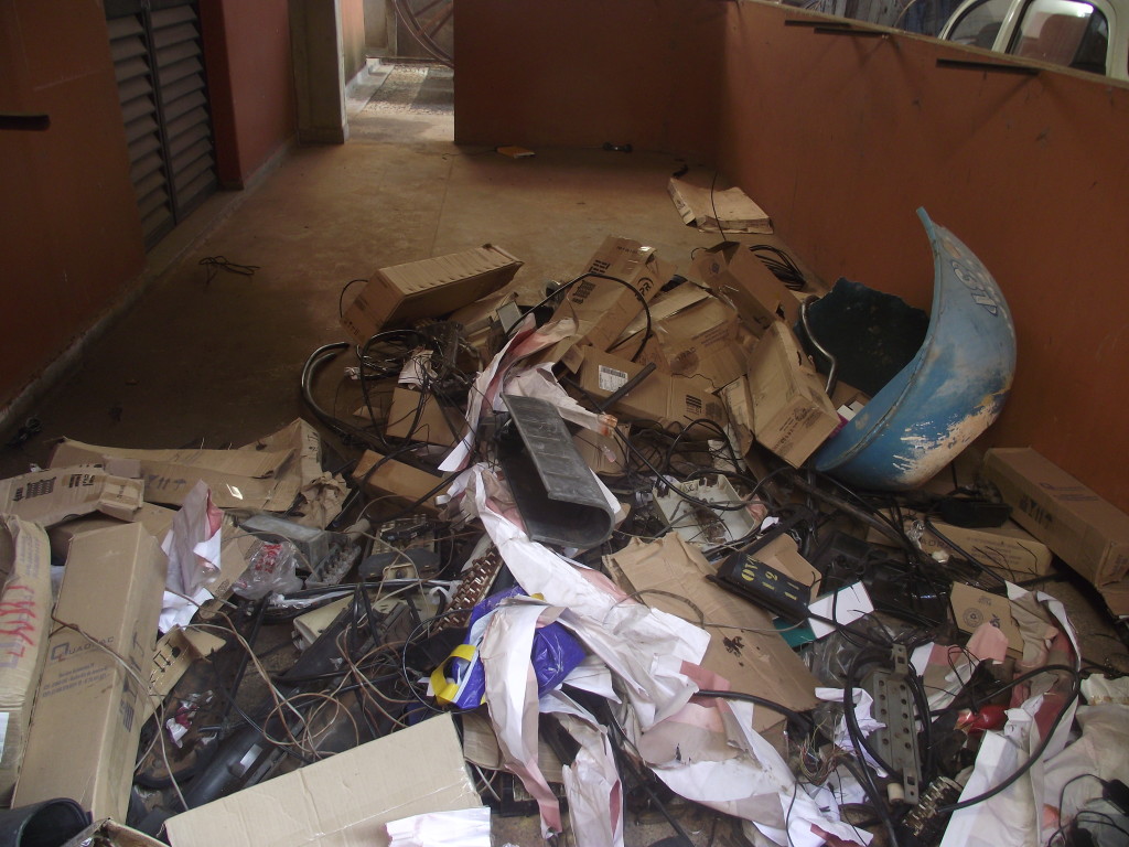 Prédio localizado na avenida Coronel Teodolino possui restos de equipamentos jogados