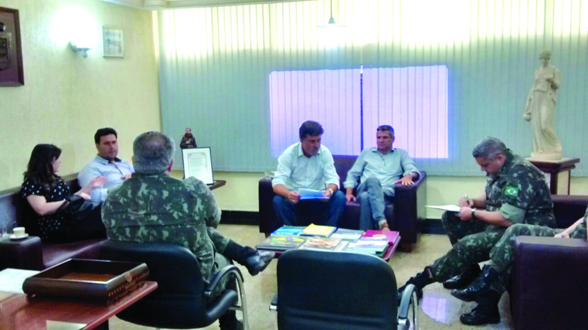 Durante o encontro, o chefe do Executivo entregou a ordem de serviço para o processo de drenagem do bairro Vieno, que será pavimentado