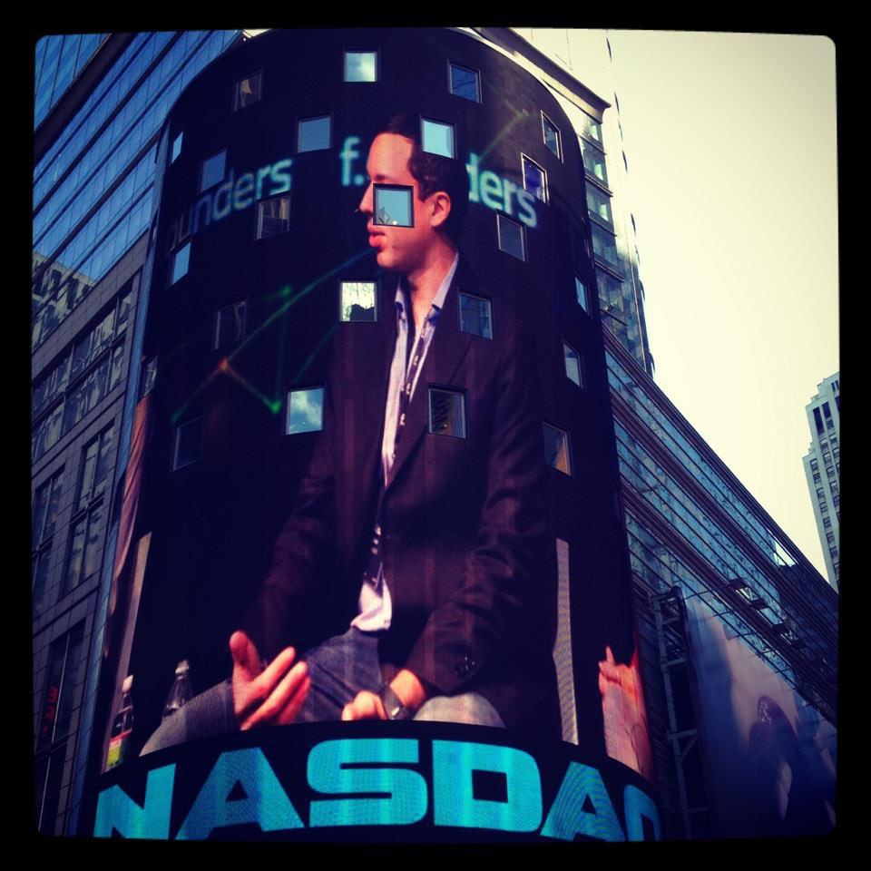 O araguarino Gustavo Caetano ministrou palestra na NASDAQ – Foto do telão da TimeSquare - NY