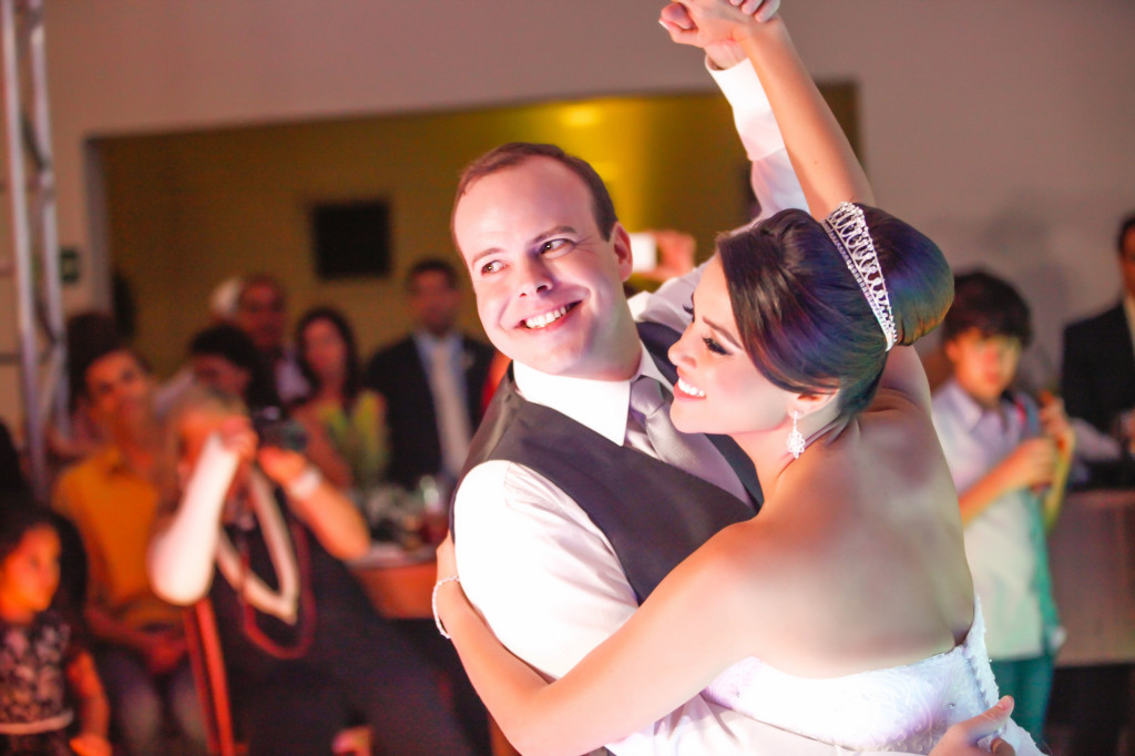 O casal Fabiane e Luciano é destaque na #RevistaEvidência78ª – O casamento dos pombinhos foi algo sofisticado e ao mesmo tempo tradicional. 