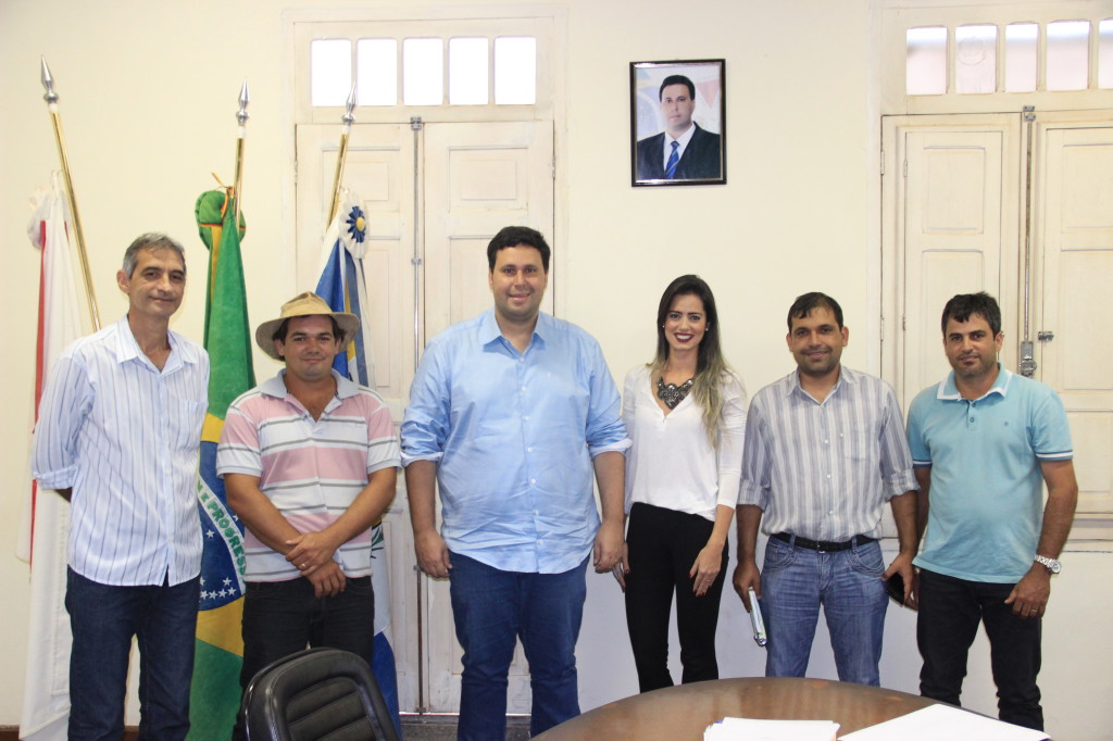 Representantes da associação de moradores levam pacote de reivindicações à prefeitura