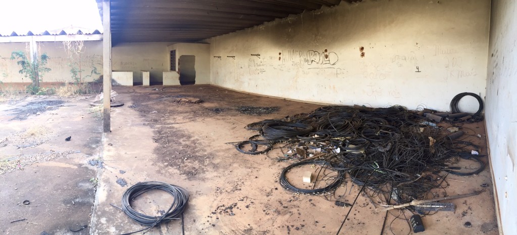 Estrutura do imóvel está danificada e materiais de fiação foram abandonados no local