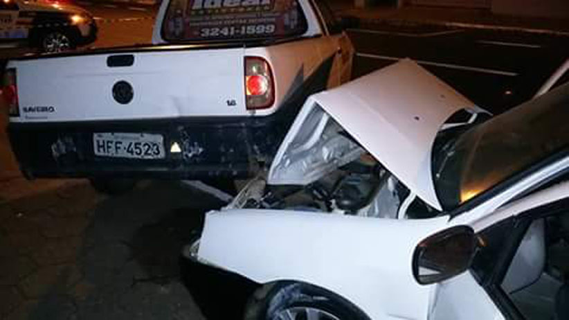 Automóvel chegou a colidir com outro veículo após o ataque 