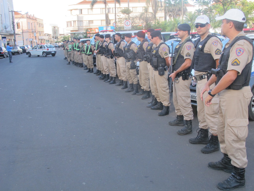 Operação da Polícia Militar foi iniciada nesta segunda-feira, na praça Manoel Bonito 