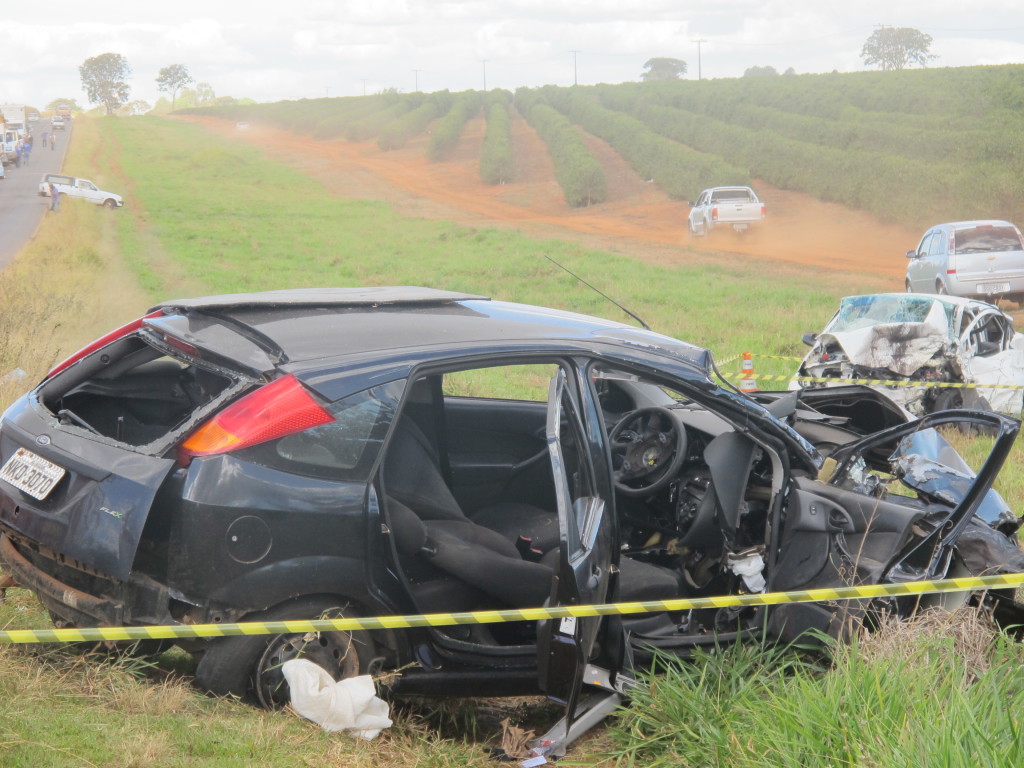 Batida foi motivada após um dos pneus do Ford/Focus estourar