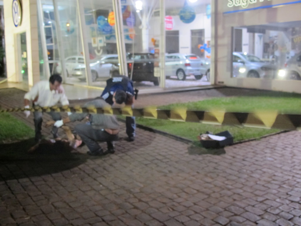 Imagens mostram o momento em que mulher é surpreendida por suspeito (Web TV Araguari)