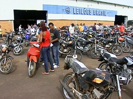 Nos leilões, donos de ferros velhos aproveitam peças para revender e cidadãos que procuram motos e carros em bom estado
