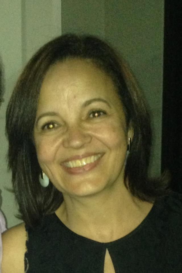 Mirna Aparecida Santos Mota aniversariante de hoje recendo o carinho de toda a família.