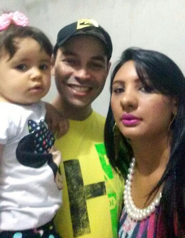 Oswaldo de Paula Jr aniversariante do dia 8 ao lado da esposa Adriana de Jesus com a Filha Anna Vitória de Paula Silva