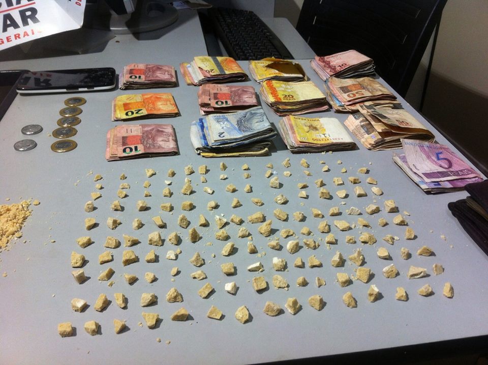 PM apreende drogas, dinheiro e armas de fogo em combate ao tráfico (WEB TV Araguari)