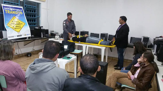 Representantes da secretaria de Trânsito e Corpo de Bombeiros fornecem informações sobre prevenção e socorro em escolas municipais