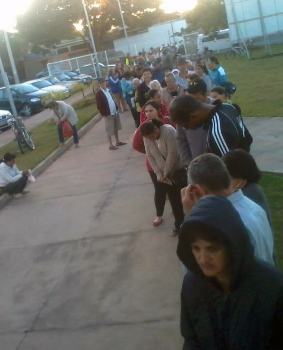 Fila chegou até a entrada do estacionamento da Policlínica, localizada na avenida Batalhão Mauá, Santa Helena