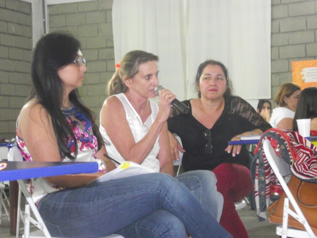 Diversas pessoas se reuniram para discutir propostas e avaliar a realidade da assistência social