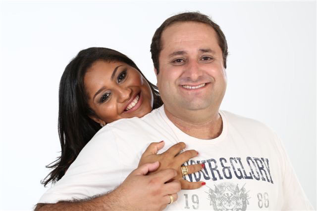 Ricardo Antonio Melo de Castro, aniversariante de hoje ao lado da esposa Rayane