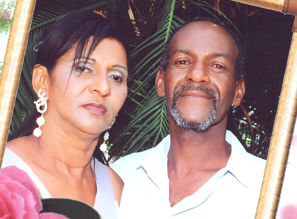 Mário Euripedes Martins aniversariante de hoje ao lado da esposa Hilda Martins recebendo o carinho da família.