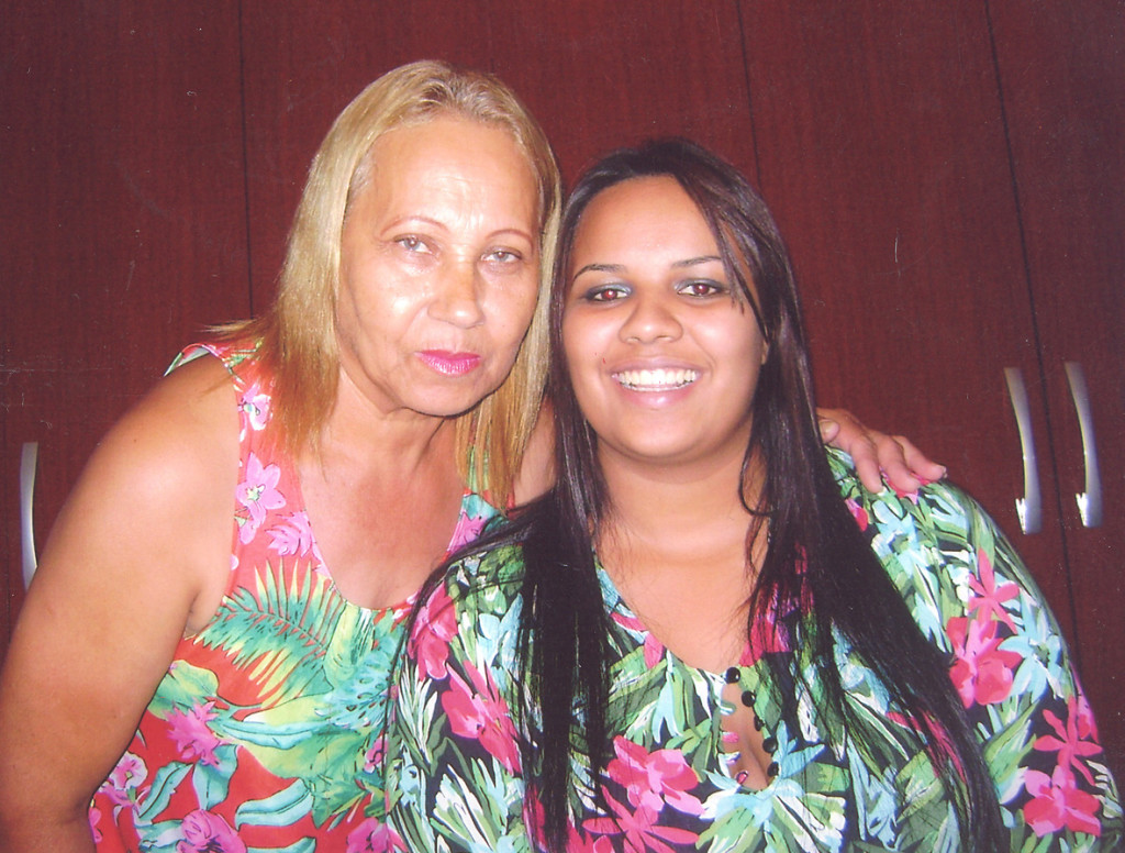 Layssa Cristina Henrique Sousa aniversariante do dia 28 recebendo o carinho da avó Valdemarina Henrique de Sousa e de sua irmã Letícia Cristina