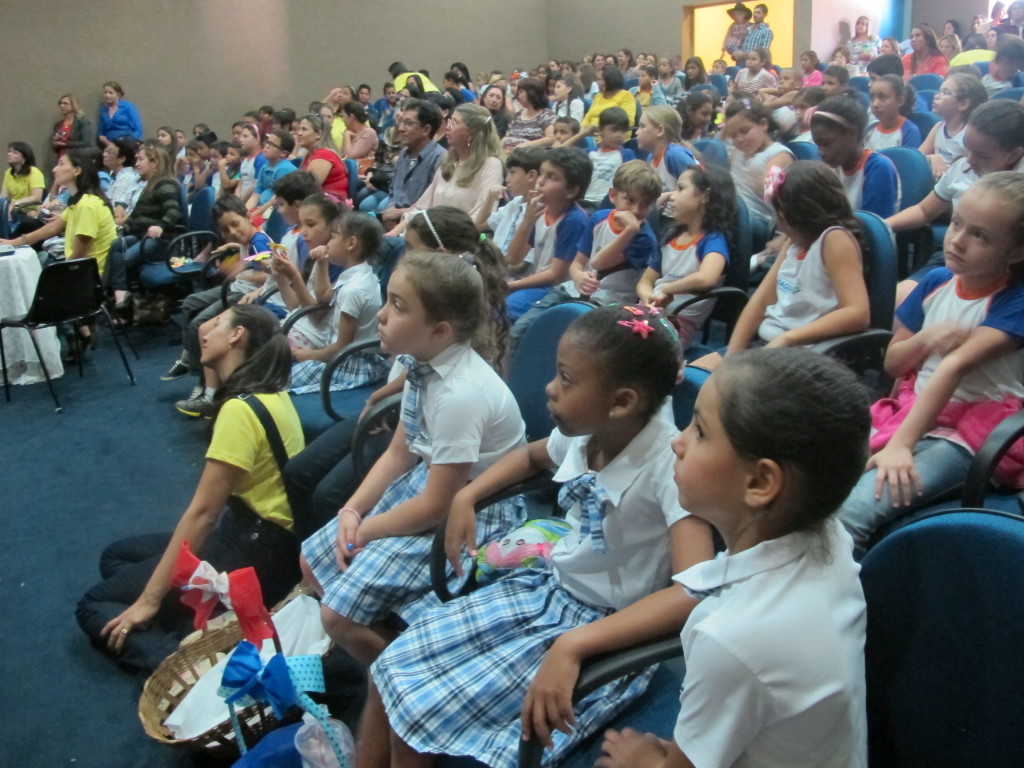  Alunos do Centro Educacional Municipal João Ribeiro de Araújo, no distrito de Piracaíba 