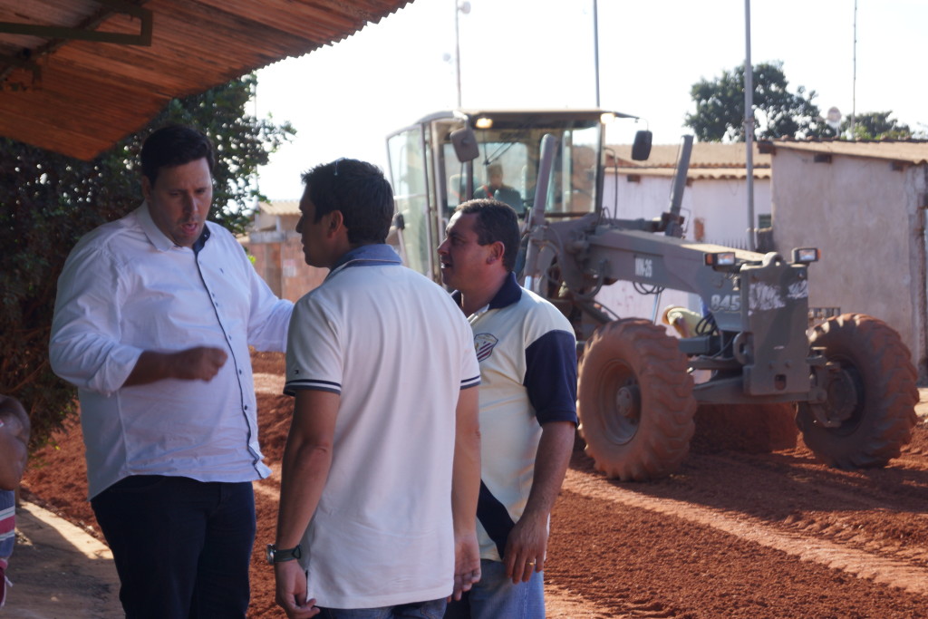 Equipe do 11º BEC está realizando obras de terraplanagem para que as vias possam receber a sonhada pavimentação asfáltica