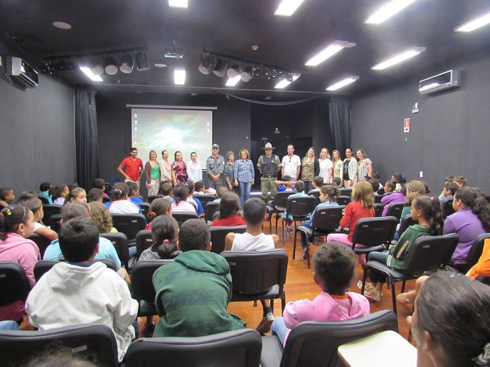 Estudantes do CEM Rosângela de Fátima Cardoso participam de apresentação da Ecoturminha