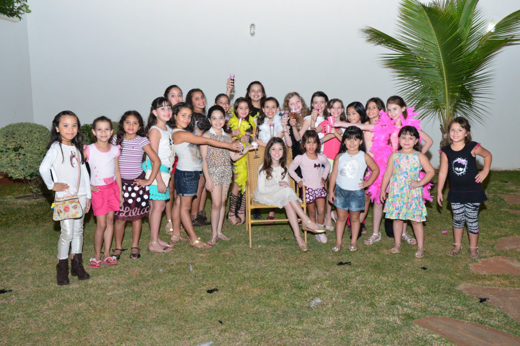 Um look da galerinha que participou daquela tarde para elas inesquecível.