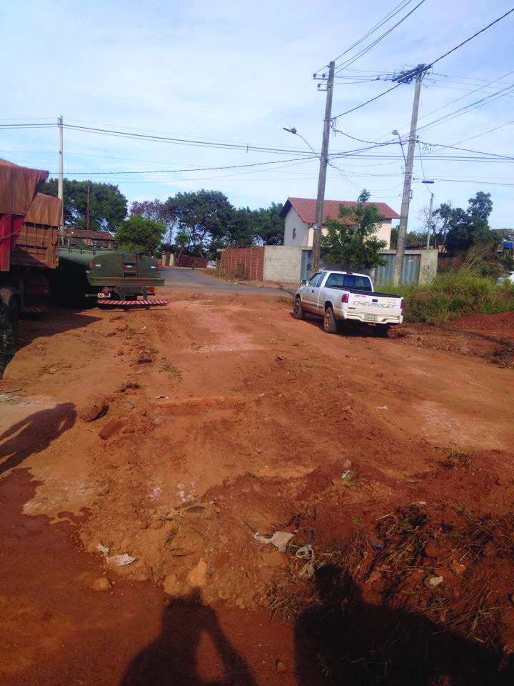 Equipe do 11º BEC inicia trabalhos de asfaltamento em ruas do bairro Novo Horizonte