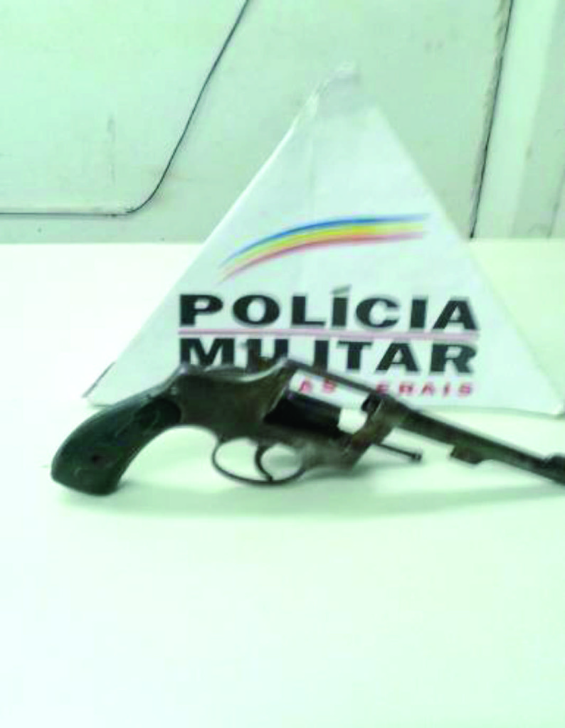 Revólver calibre.38 acabou apreendido pelos policiais (PM) 