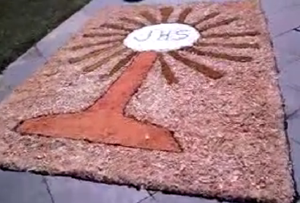 Tapetes são montados nas ruas e igrejas como parte de manifestação popular