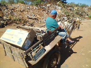 Carroceiros descartam entulho em frente a residências do bairro