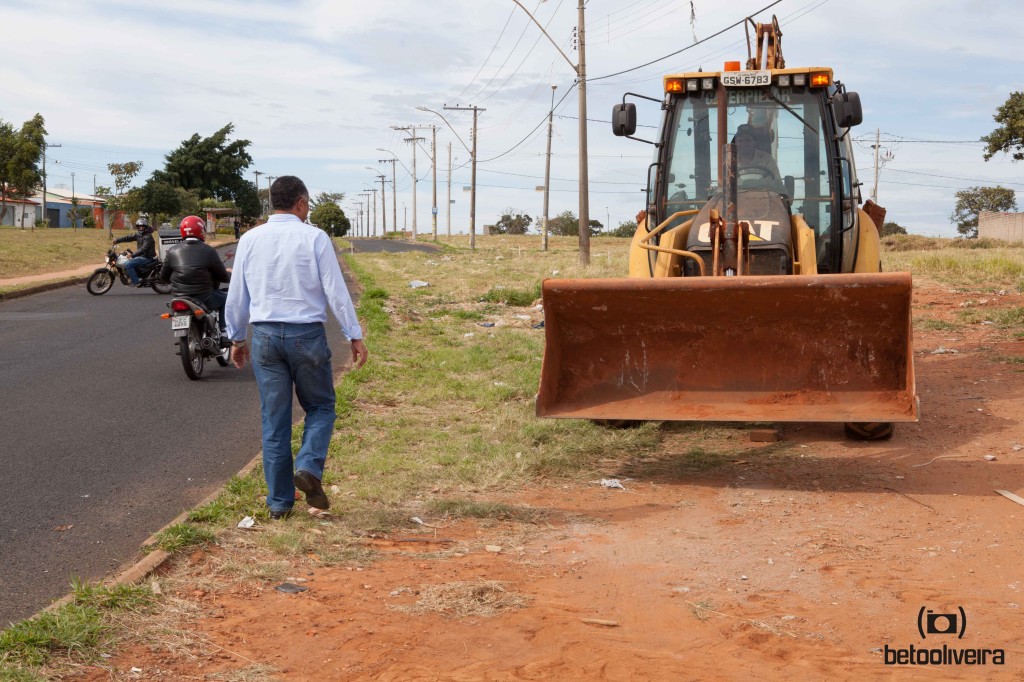 Avenida possui mais de dois quilômetros de extensão, sendo que 850 metros não contam com asfaltamento