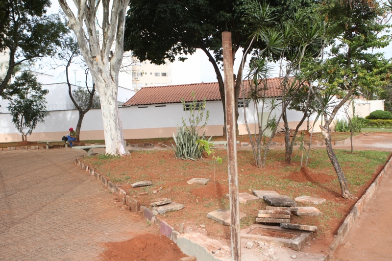 Praça recebe nova iluminação, além de podas nas árvores e revitalização do parque infantil