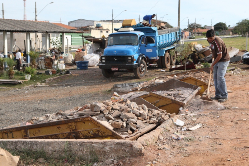O descarte incorreto de resíduos, além de trazer transtornos à população, onera os cofres públicos