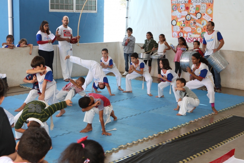 Com muita criatividade os instrutores misturaram a capoeira e as batidas da fanfarra