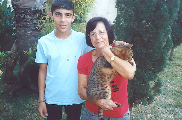 Adelina Ferreira Santos aniversariante do dia 24 ao lado do neto Luiz Vinicius