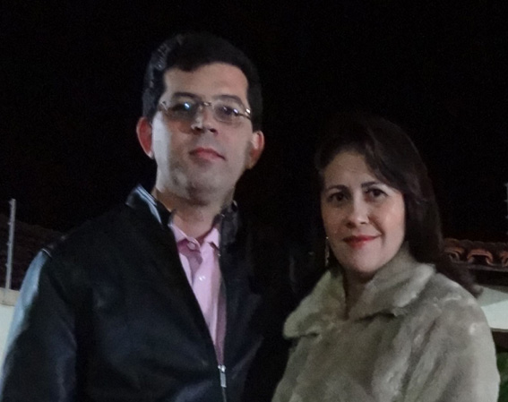 Alisson Mendonça, aniversariante de hoje ao lado da esposa Alessandra 