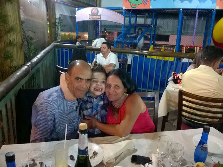 Ariovaldo Vicente Alves com seu neto Cauã Henrique e sua esposa Cleusa Marly Carrijo Alves, que faz aniversário dia 19 