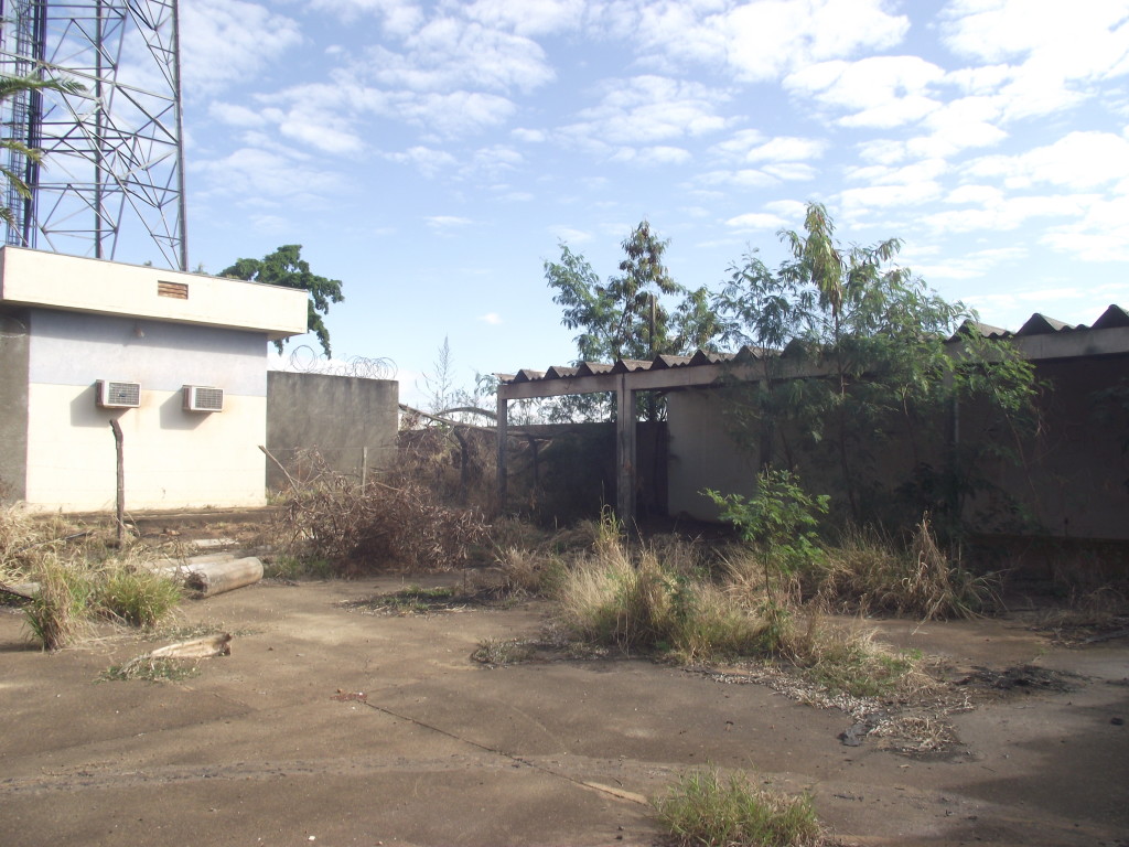 Estrutura do imóvel continua abandonada e usuários de droga permanecem no local