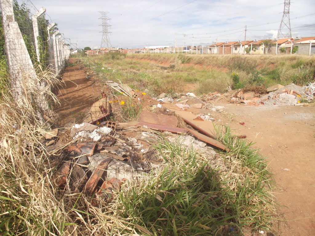 Entulhos espalhados nos bolsões causam indignação na comunidade