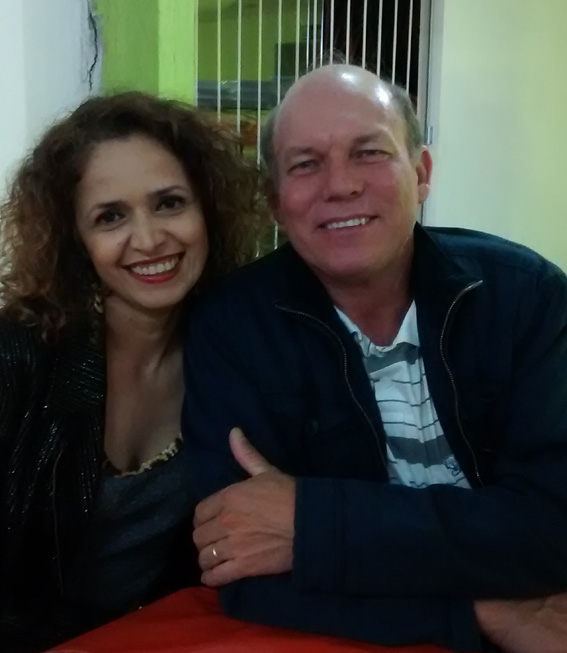 Etel Silva, aniversariante de amanhã, ao lado da esposa Luci Helena Silva