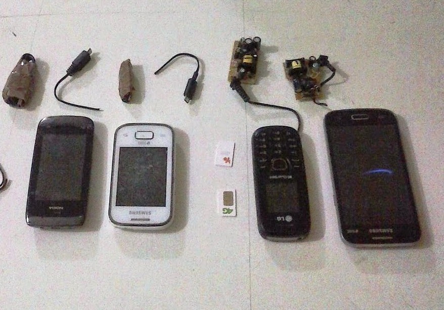 O crime de ingresso de aparelho celular em presídio pode gerar detenção, de 3 meses a 1 ano 