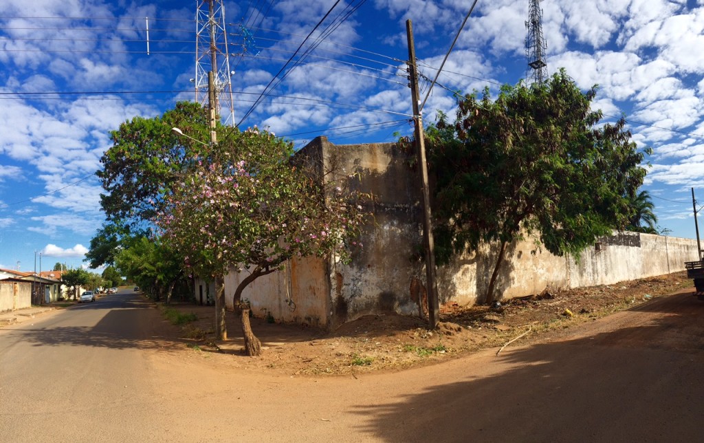 Antenas de telefonia estão em funcionamento e recebem manutenção, porém, imóvel é ignorado