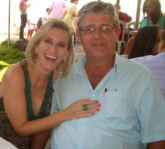 Gilberto Cunha de Resende, aniversariante do dia 14, com a esposa Fernanda Debs 