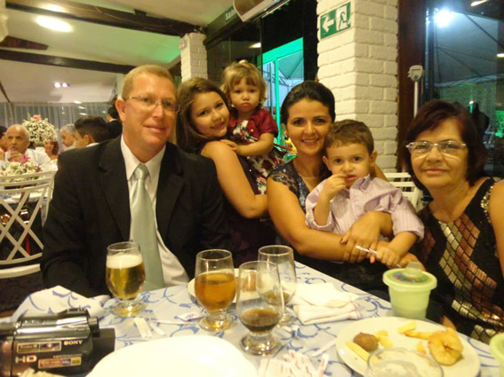 Gilmar Cabral, aniversariante do dia 23, e família