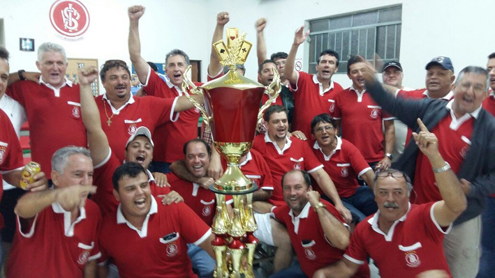 Equipe vencedora comemora o título do campeonato
