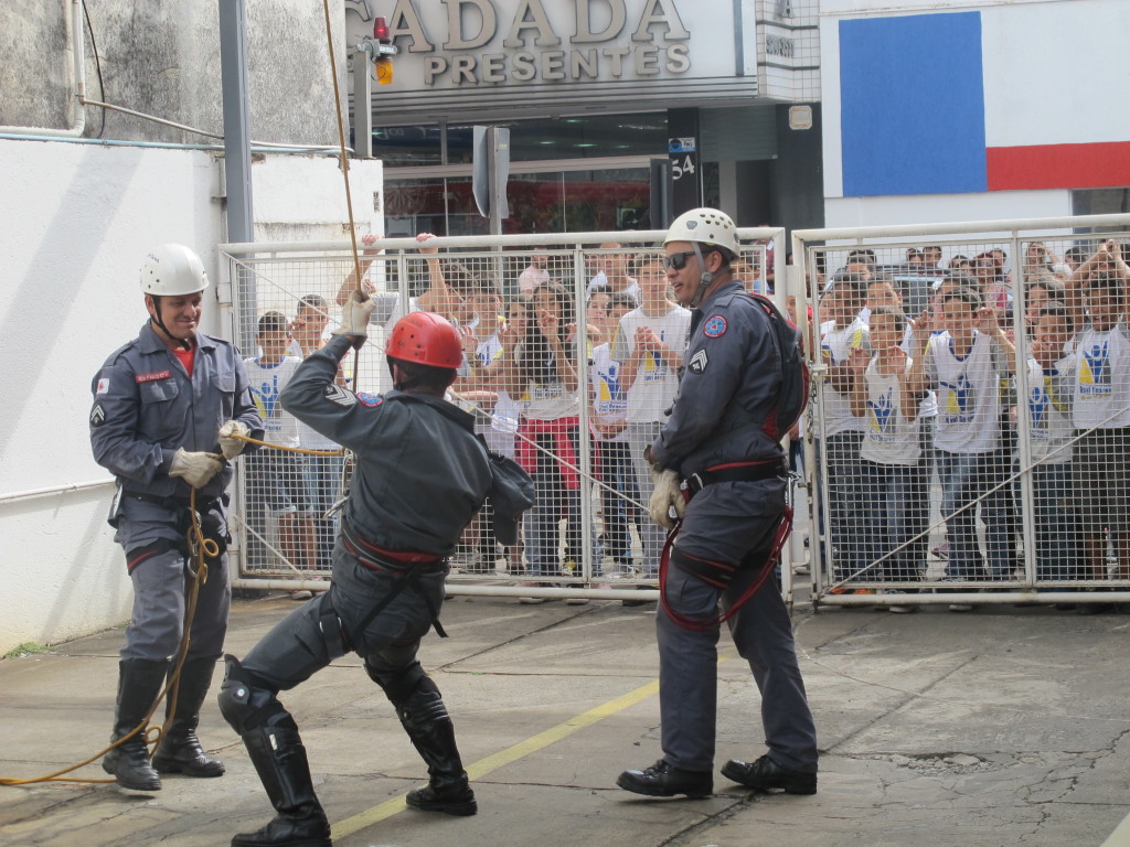 Simulação de salvamento é promovida no centro da cidade
