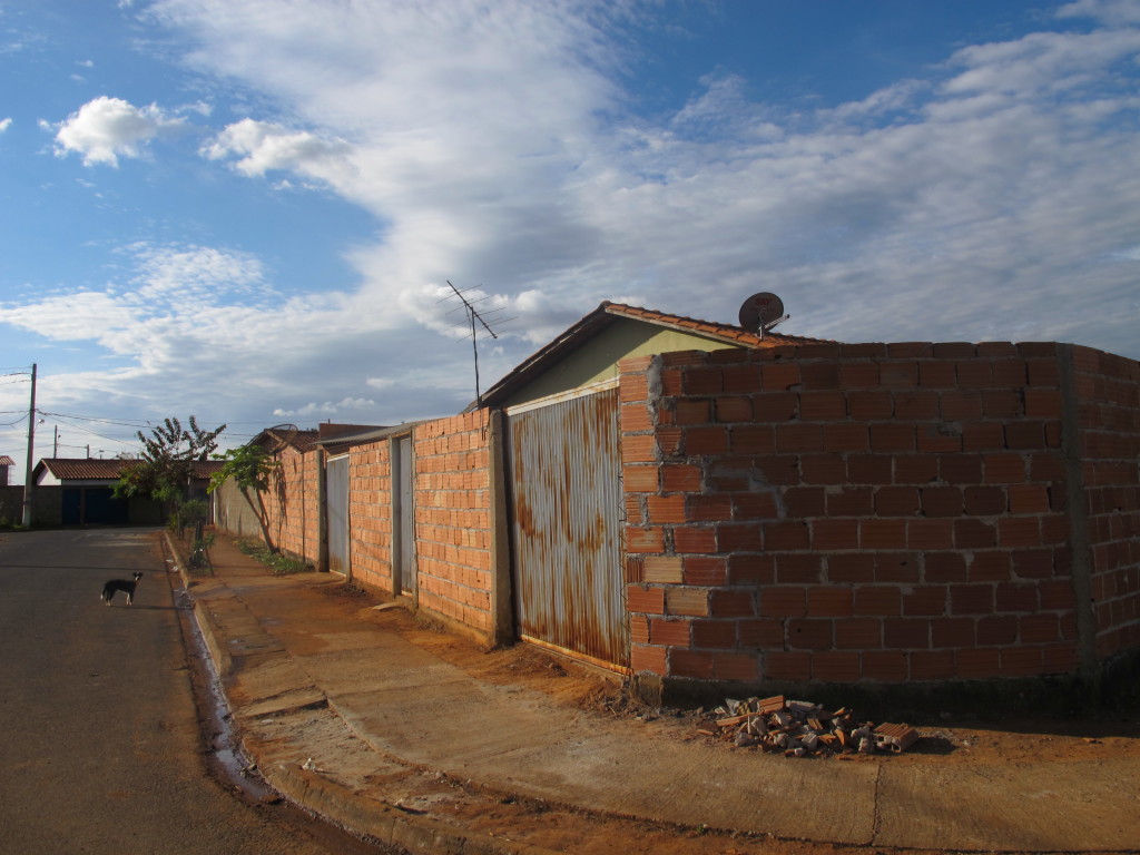 Ruas de determinados conjuntos habitacionais sequer admitem placas de identificação